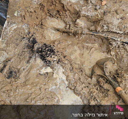 אדמה רטובה עם כלי עבודה, חפירה ותיקון נזילות
